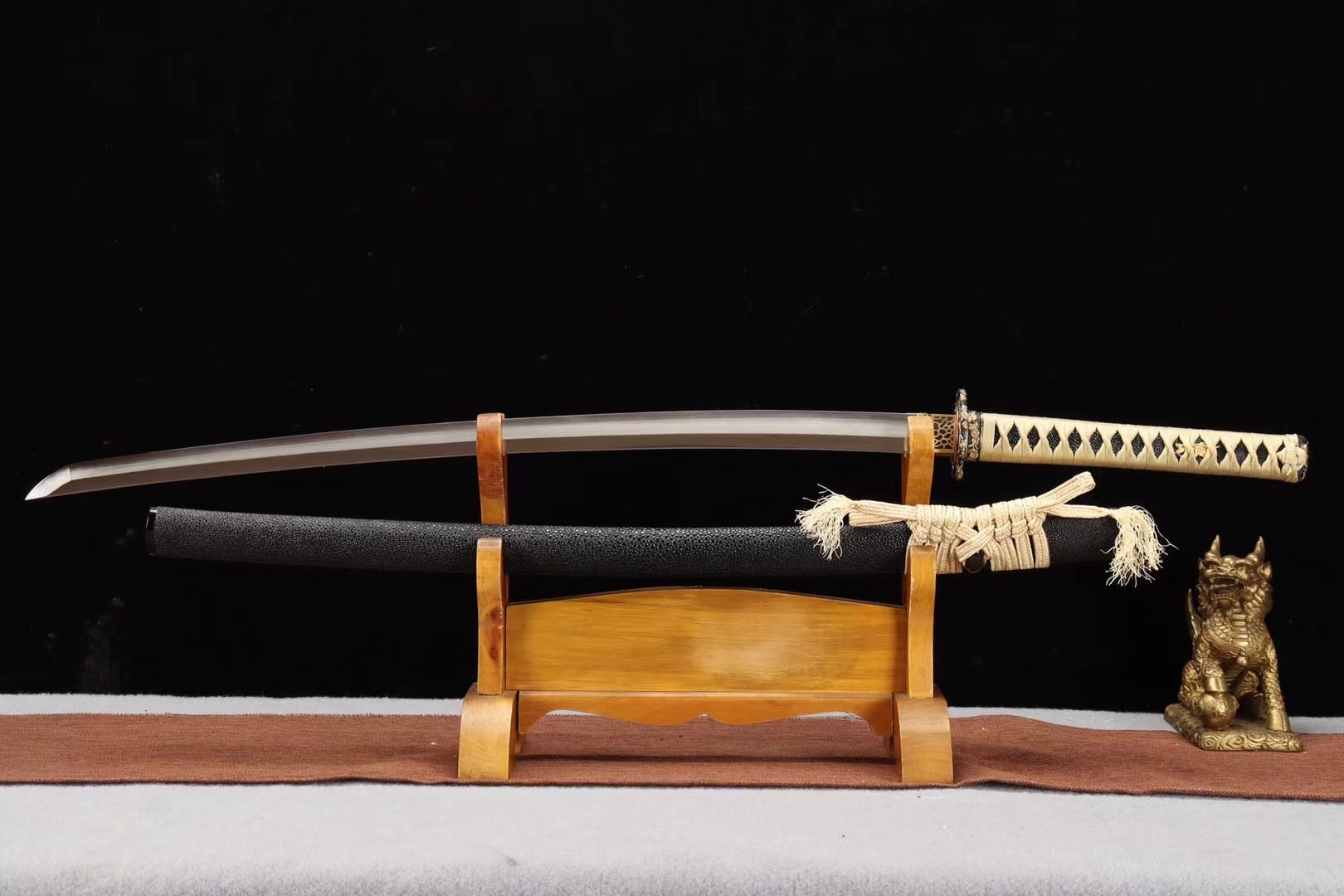Folding Pattern Steel Clay Tempered With Hamon Golden Flower Katana Sword Handmade Japanese Samurai Sword Full Tang