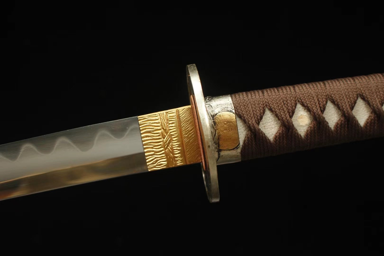 Folding Pattern Steel Clay Tempered With Hamon Wild Wolf Katana Sword Handmade Japanese Samurai Sword Full Tang