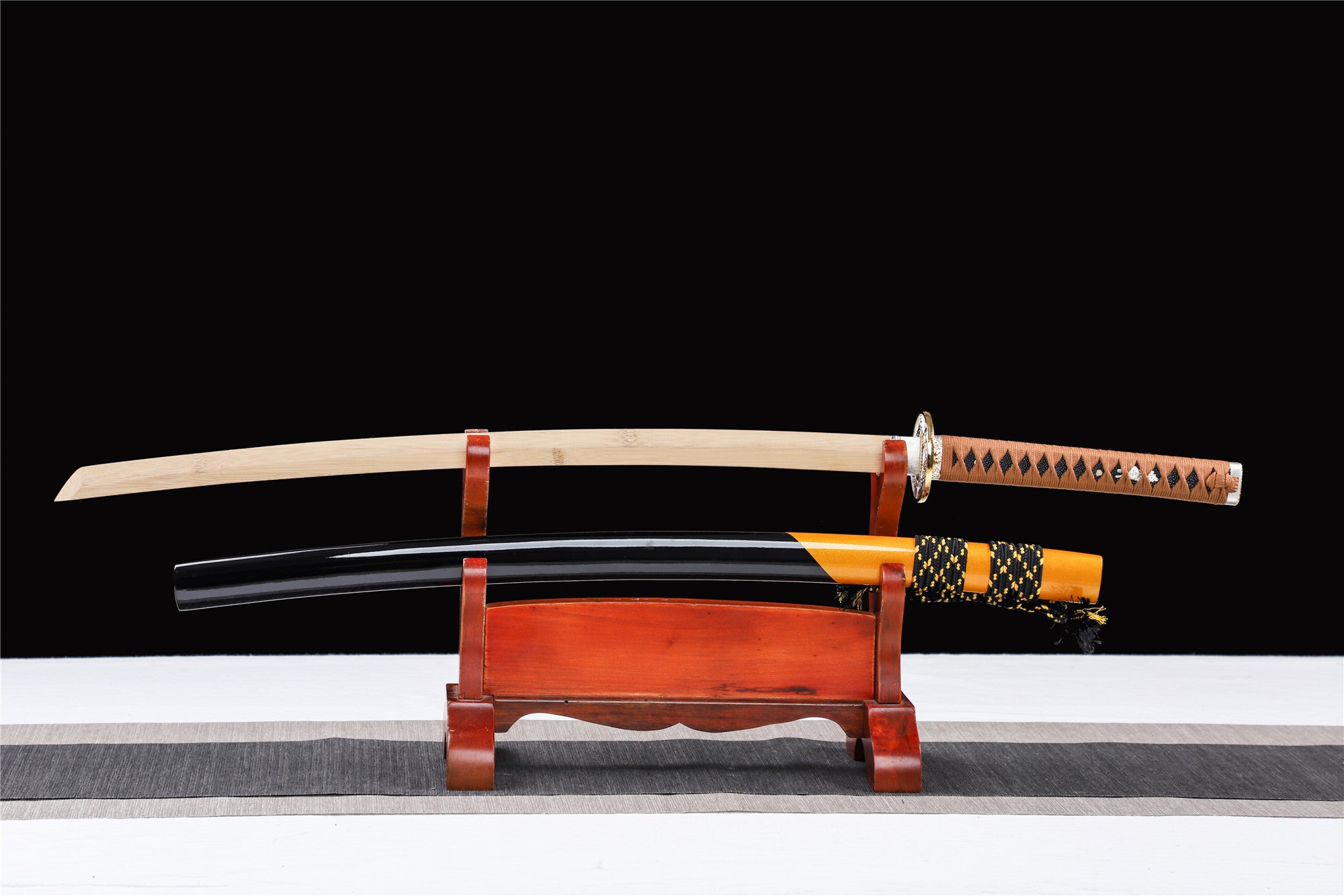 Zweifarbiges Katana, Schwarz und Gelb, Holz-Katana, japanisches Samurai-Schwert, handgefertigtes Holzschwert, Bambusklinge